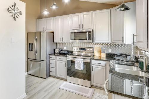 Private Yard and Patio Spacious Retreat in Omaha! in 里奇蘭VIII