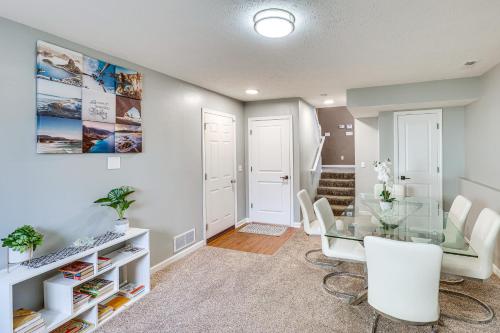 Private Yard and Patio Spacious Retreat in Omaha! in 里奇蘭VIII