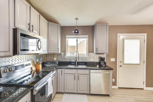 Private Yard and Patio Spacious Retreat in Omaha! in 里奇蘭VIII
