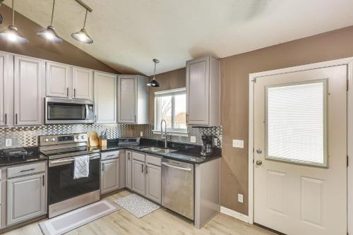 Private Yard and Patio Spacious Retreat in Omaha! in 里奇蘭VIII