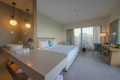 Poseidon Beach Resort - Premium All Inclusive & Free Riviera Beach Access 5
