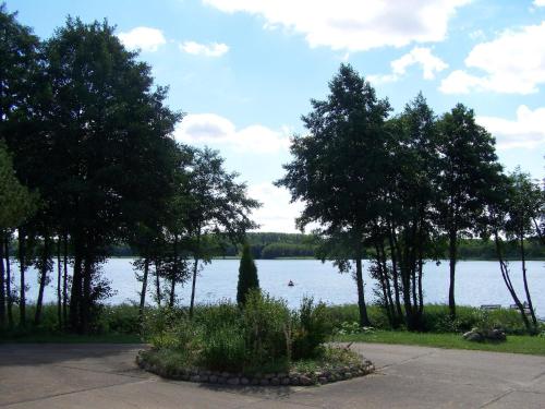 Apkārtne, Mobile Home im Ferienpark mit Seezugang in Dabel