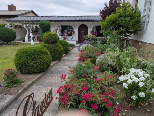 酒店外观, 温馨平房-带屋顶露台|花园|花园家具 (Charmanter Bungalow in Neubukow nahe der Ostsee) in 新布科