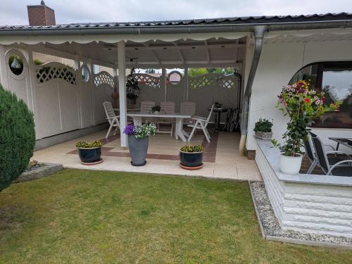 阳台/露台, 温馨平房-带屋顶露台|花园|花园家具 (Charmanter Bungalow in Neubukow nahe der Ostsee) in 新布科