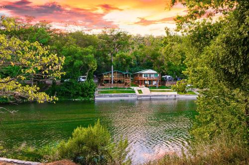 New Riverfront Stunning Views Fire Pit! in New Braunfels, USA