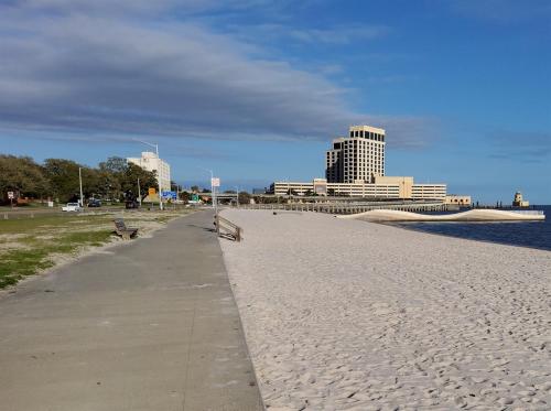 Four Palms Unit A 500ft to Beach Walk 2 Casinos! - image 2