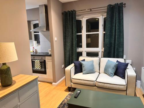 Bright 1-Bed 3rd Floor Near DLR Canary Wharf - image 8