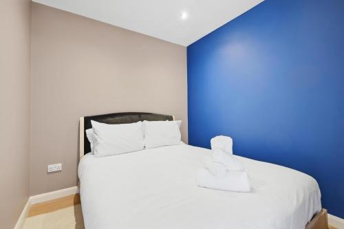 Bright 1-Bed 3rd Floor Near DLR Canary Wharf - image 6