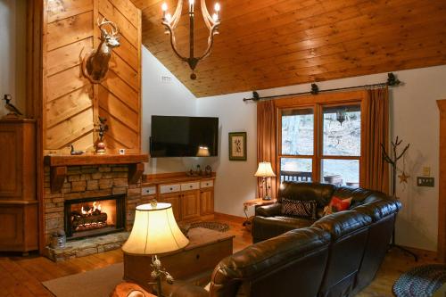 Creekside Lodge about 4 Mi to Sapphire Valley Resort! in Sapphire, USA