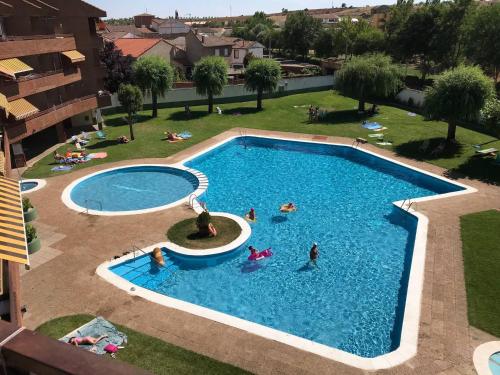 Peldbaseins, BaruHaus triplex piscina y parking in Valencia De Don Juan