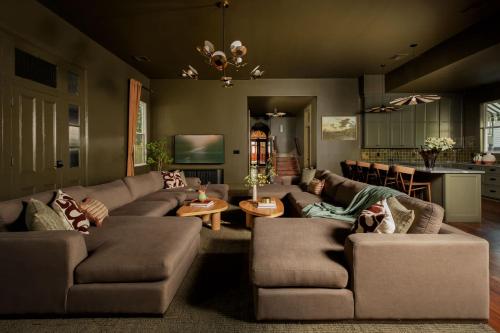 Rare 10BR Luxury Estate Heated Indoor Pool - image 9