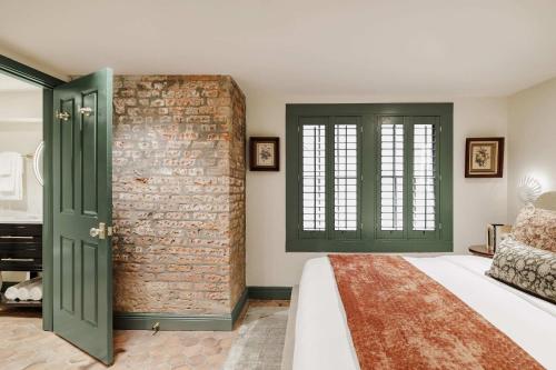 6-bedroom Garden District Suite Shared Hotel Pool - image 2