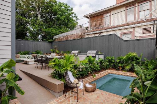6-bedroom Garden District Suite Shared Hotel Pool - image 5
