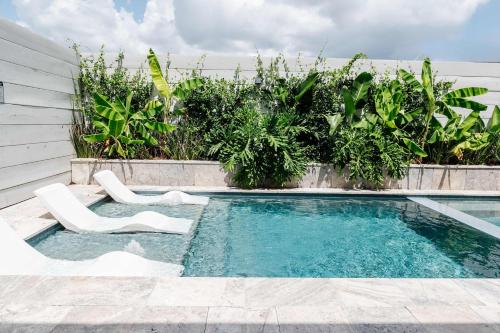 Expansive 7 Bedroom Home Heated Pool & Spa - image 2