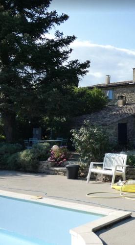 Jardin avec vue, grande piscine et mas divisé gîte à louer Autichamp
