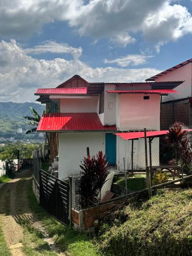 Finca Cafetera con Vista a las Montañas - Cerca de Pereira