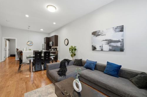 4BR 3BA Pilsen Retreat - 10 Min from Downtown in Lower West Side