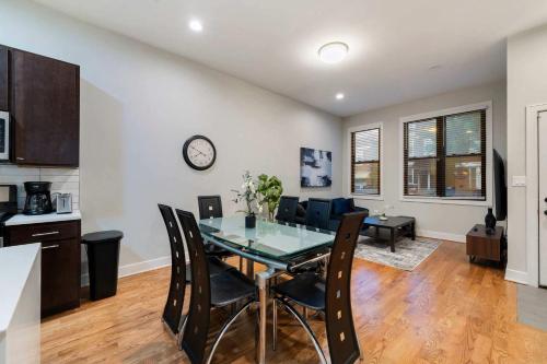 4BR 3BA Pilsen Retreat - 10 Min from Downtown in Lower West Side