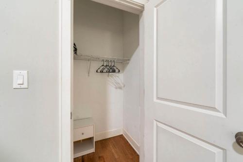 4BR 3BA Pilsen Retreat - 10 Min from Downtown in Lower West Side