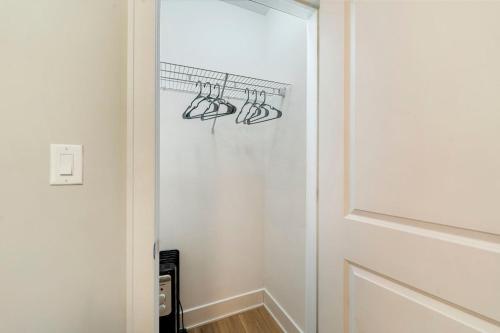 4BR 3BA Pilsen Retreat - 10 Min from Downtown in Lower West Side