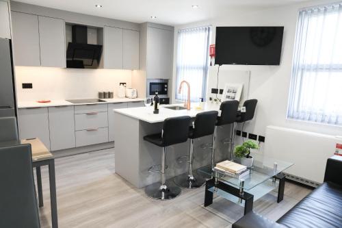Modern 4 BR flat with 4 ensuites in central Reading – khách sạn tại Caversham
