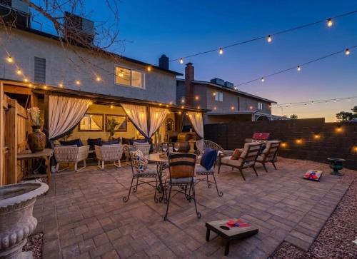 Travelers Dream Home, 4bd Spacious, Backyard — other in 809 Watkins Drive, Las Vegas United States, NV 89107