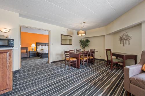 Crossroads Hotel and Huron Event Center - image 36