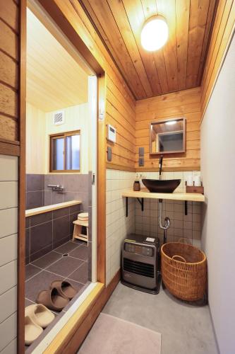 T302 Elegant Private Villa Near Hie Shrine Sleeps 13 in Shiroyama