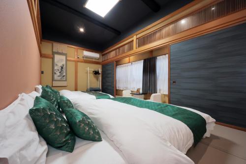 T302 Elegant Private Villa Near Hie Shrine Sleeps 13 in Shiroyama