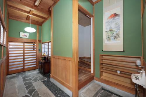 T302 Elegant Private Villa Near Hie Shrine Sleeps 13 in Shiroyama