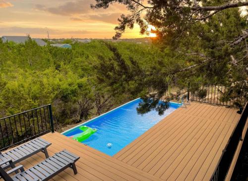 The Outlook - Spa and deck views of Hill Country - Austin