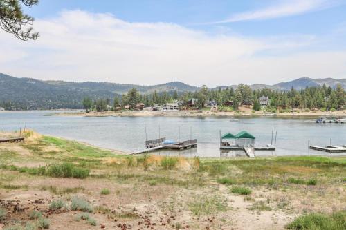 LAKEFRONT RACCOONS NEST - On the Lake in Big Bear Lake, USA