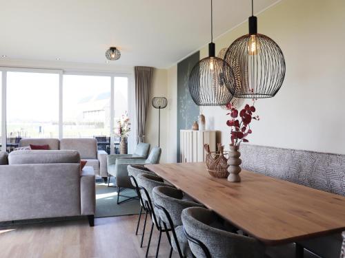 Seadmed, Luxury waterfront villa in Mantgum