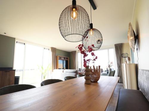 Seadmed, Luxury waterfront villa in Mantgum