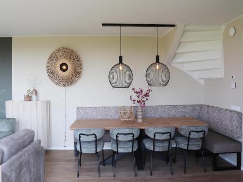 Seadmed, Luxury waterfront villa in Mantgum