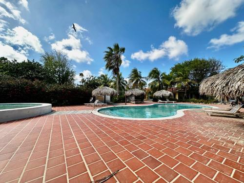 Alrededores, Caribbean Court Loft - Resort View Apartment in Kralendijk