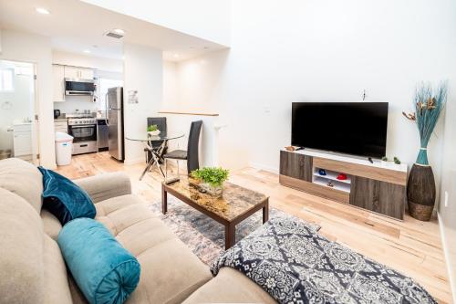 Brand New Koreatown Loft with 3 Levels 2 Parking Spots, Los Angeles