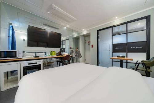 room detail thumbnail 1