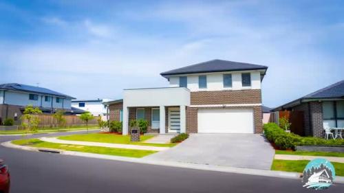 Modern 4BR Home Parking Family Friendly in Campbelltown