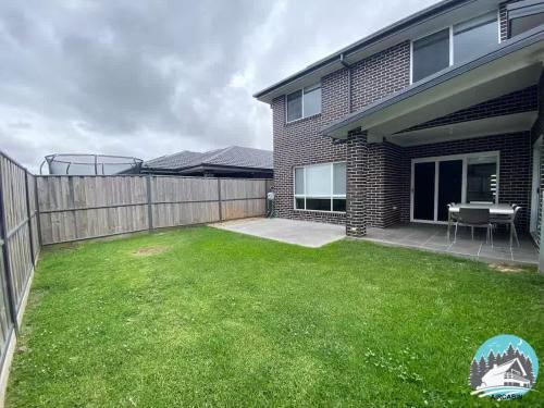 Modern 4BR Home Parking Family Friendly in Campbelltown