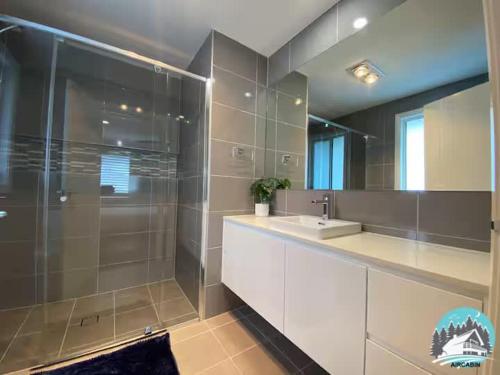 Modern 4BR Home Parking Family Friendly in Campbelltown