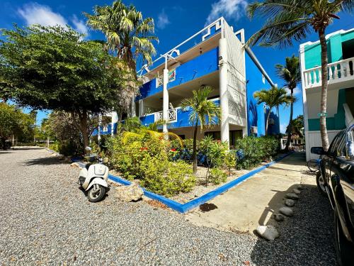 Vista exterior, Caribbean Court Loft - Resort View Apartment in Kralendijk