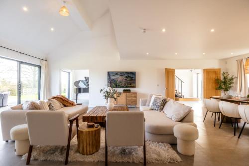 Luxury Cotswolds Estate with Pool – khách sạn tại Wootton