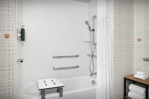 Hampton Inn & Suites - Glendale/Westgate Room Type - Queen Room with Two Queen Beds - Mobility and Hearing Access/Non-Smoking