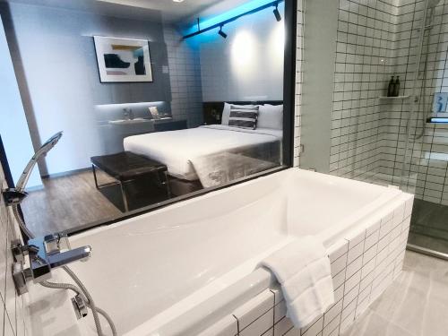 room detail thumbnail 2