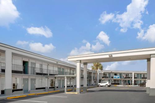Zen Living Suites Extended Stay - Jacksonville - Orange Park - image 30