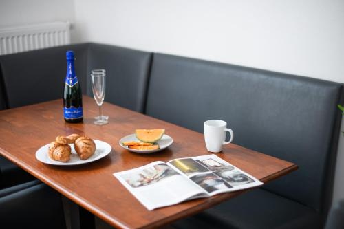 NIEB by ROCKCHAIR Apartments l SUPERHOST Status l 3 Bedrooms Boxspringbeds 3 Bathrooms in Center Kurfürstendamm - Cozy Family & Business Flair welcomes you!, Berlín (foto 9)