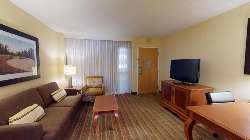 One-Bedroom King Suite - Hearing Access/Non-Smoking