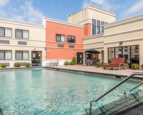 สระว่ายน้ำ, Quality Inn & Suites Mattoon South in แมตตูน (IL)