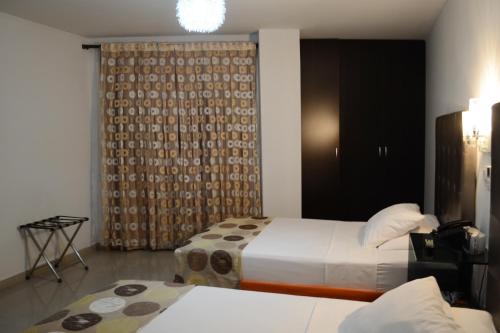 2 twin beds
